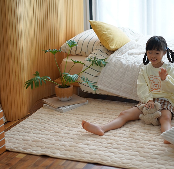 夏から冬まで使える便利な蓄熱ラグ通販はcucan